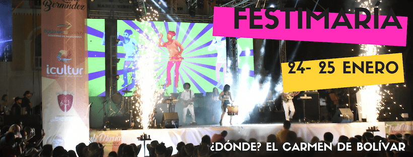 Artistas en el escenario del Festimaría en El Carmen de Bolívar durante una presentación nocturna con fuegos artificiales y luces de colores.