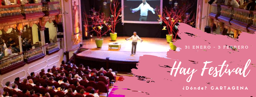 Vista aérea interior del Teatro Adolfo Mejía de Cartagena con un ponente en el escenario durante el Hay Festival.
