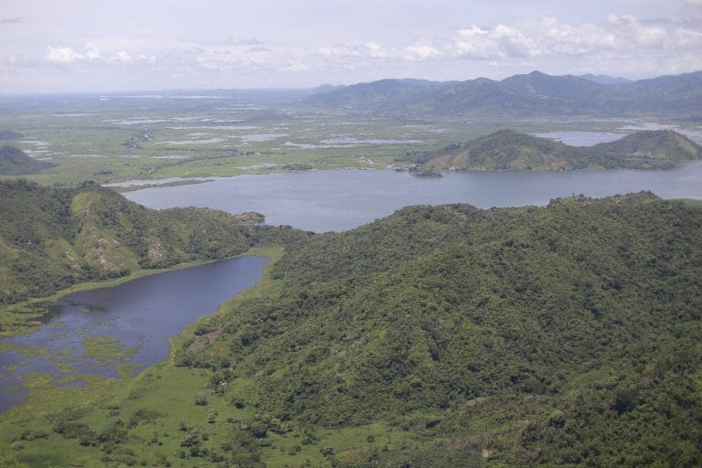 Vista panorámica de un paisaje natural en Bolívar con montañas, zonas verdes y cuerpos de agua.