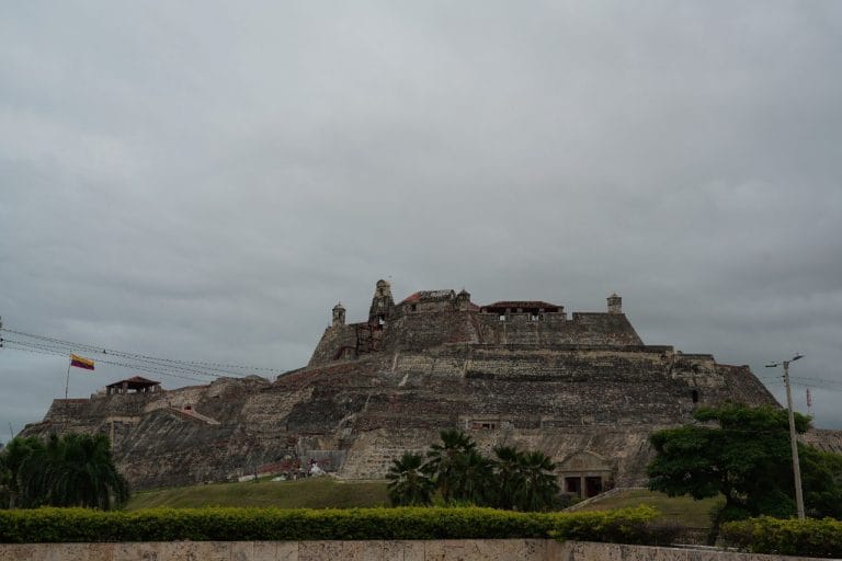 Vista del Castillo San Felipe de Barajas en Bolívar bajo un cielo nublado.
