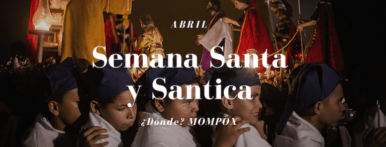 Jóvenes penitentes con capuchas azules participando en la procesión de Semana Santa y Santica en Mompox, Bolívar.