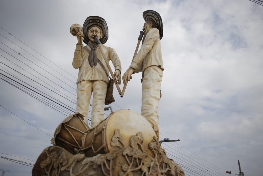 Monumento con figuras de músicos tradicionales usando sombrero vueltiao y tocando instrumentos folclóricos en San Jacinto, Bolívar.